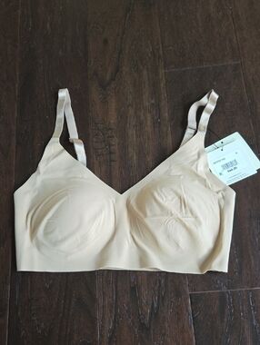 Calvin Klein Women's Invisibles Comfort Lightly Lined Seamless Wireless - Nude
